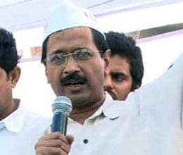 Police forcibly removed Kejriwal sitting on dharna