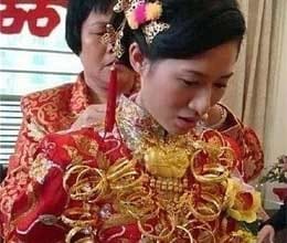 Bride gets married wearing 200000 solid gold jewellery