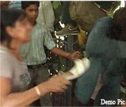 girls beaten boy for eve teasing