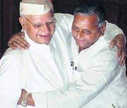 speculation in air as mulayam and nd tiwari exchange massenger meet 