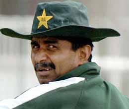 javed miandad threatens legal action against sarfaraz nawaz