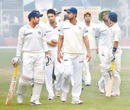 Ranji Trophy sehwag manhas hang in for Delhi as up press for outright win