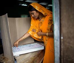 lady open shoes and cast her vote in himachal election