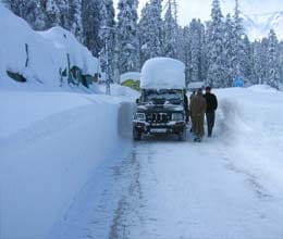 administration is preparing to handle snowfall in kashmir