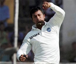 dhoni smartly use pragyan ojha as main bowler in indian subcontinent