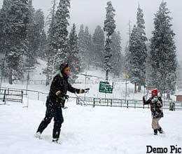 snowfall in kashmir valley, tourists enjoyed
