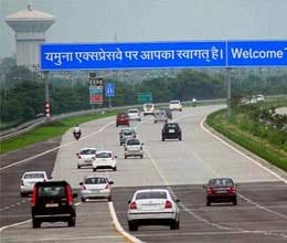 50 vehicle accident on yamuna expressway