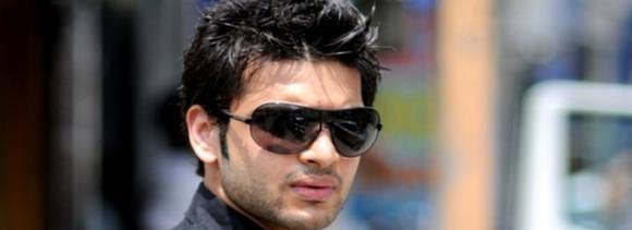 Vikram Bhatt signs Karan Kundra for three film deal