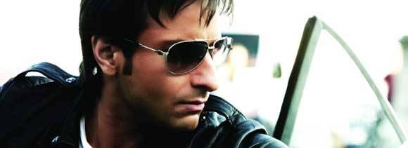 ?fans chasing saif,hide in restraunt 