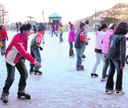 waving of red balloon is sign of starting of skating