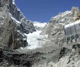avalanche in disputed kashmir region 18 missing