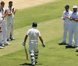 african cricketer give guard of honour to ponting