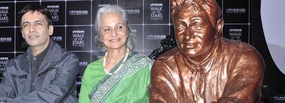 waheeda gets emotional seeing dev anands statue