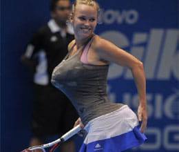 caroline wozniacki mimics Serena Williams on court