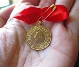 father cheat his own daughter by giving artificial gold
