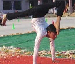 youngman performs thirty yoga in only four minutes