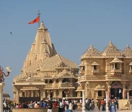 family donates Rs 11 cr worth gold platter to somnath temple