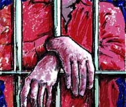 pollice help prisioner to done shopping