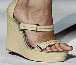 students device 'robotic sandal' for women to tackle crimes