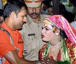 dhoni goes to mata temple