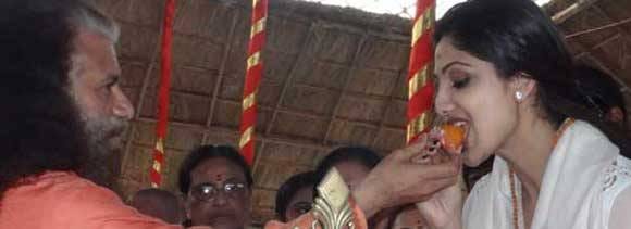 Shilpa shetty takes a dip at Maha Kumbh