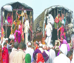 pilgrims came in kumbh mela on double-decker truck 