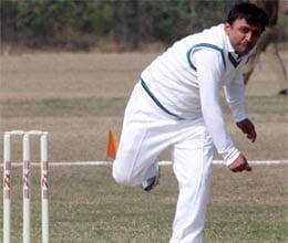 akhilesh yadav CM XI beat IAS XI in t 20 cricket match