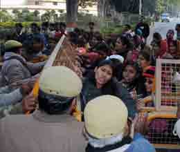 girls protest against eve teasing in bhu