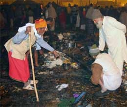 fire at maha kumbh 19 injured two pandals gutted