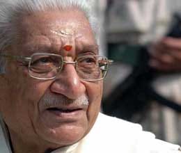 narendra modi has become as popular as nehru says ashok singhal 