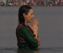 preity zinta took holy bath in kumbh 