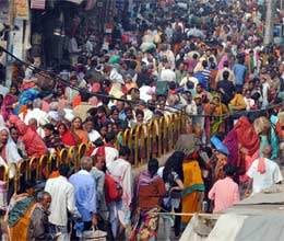 devotees perform pooja in kashi vishwanath temple