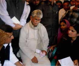 dsp killing akhilesh yadav seeks cbi inquiry after raja bhaiya resignation