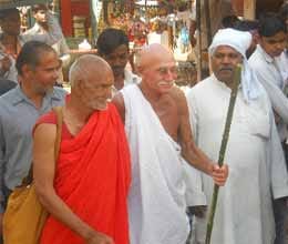 mahatma gandhi in orcha road get people surprised