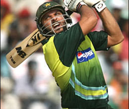 shahid afridis makes 300 odis sixes