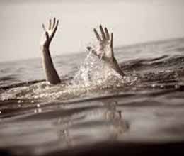 human chain save drowning boy in New Zealand