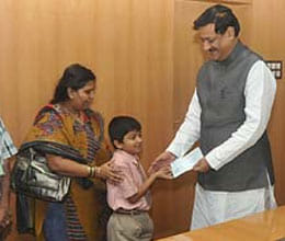 8-yr-old skips b'day party to donate money for drought fund