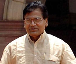 ram gopal yadav's convoy car runs over man