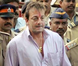 Sanjay Dutt decides to surrender on april 18