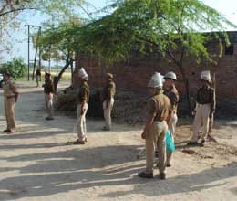 attacked on police team in agra uttar pradesh