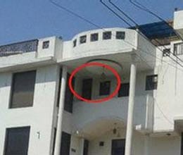why did tourist woman jump from balcony of hotel