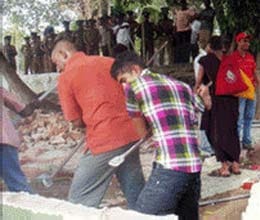 sri lanka crowd attacks muslim warehouse in colombo
