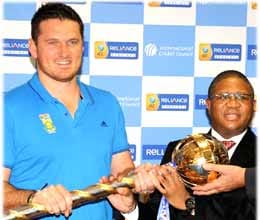graeme smith receives icc test championship mace