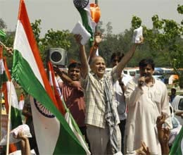 aap activists march to cm's house thwarted by police