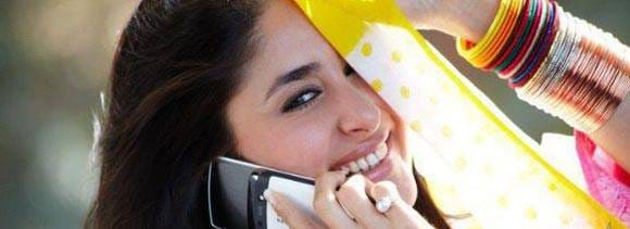 kareena kapoor busy with mobile