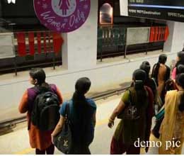 man tried to molest girl in delhi metro 