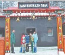 Punjabi soldiers bow to Chinese temple