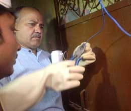 activists of aap started connecting electricity wire in delhi 