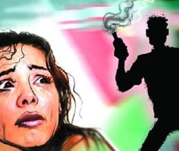 acid attack on girl at mumbai train station