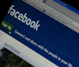 man threatens to upload daudhter's pictures on facebook